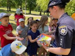 Поліцейські сектору ювенальної превенції завітали до літнього майданчику на базі КГ 108 та розповіли малечі про заходи особистої безпеки