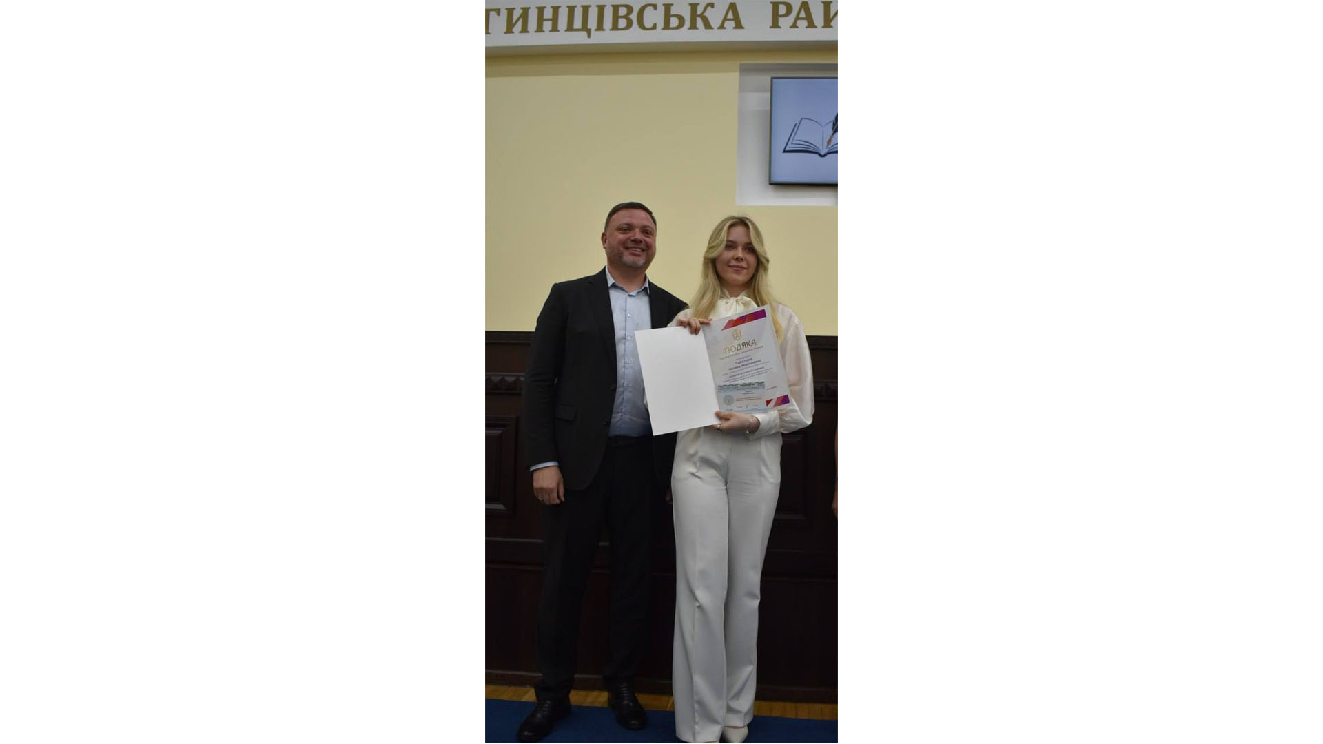 Випускники Довгинцівського району отримали свої заслужені відзнаки за високі досягнення в навчанні