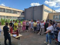 Проведено теоретичні та практичні тренування-навчання за темою: «Алгоритм використання вогнегасників при надзвичайних ситуаціях»