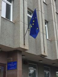 Сьогодні на флагштоці на фасаді виконкому Довгинцівської районної в місті ради замайорів прапор Європейського Союзу