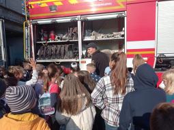 Вогнеборці запросили учнів Криворізької гімназії №130 до себе в гості та провели маленьку екскурсію