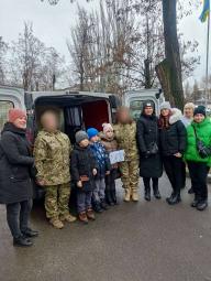 Учні, вчителі Криворізької гімназії №65 та батьки зібрали до Дня Збройних сил України подарунки нашим захисникам на передовій