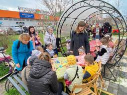 Мешканці району прикрасили парк Щастя 500 писанками Перемоги як символами оберегу та нашої незламності