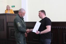 Голова районної в місті ради Ігор Ратінов відзначив районними нагородами за цілодобову роботу під час ліквідації наслідків ракетного обстрілу нашого району