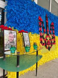 Герої  вмирають, вони віддають  за Україну найцінніше - своє життя!