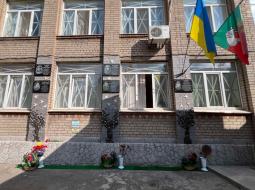 На стіні пам’яті Криворізького ліцею №24 з’явилася ще одна меморіальна дошка на честь загиблого ГЕРОЯ, ЗАХИСНИКА УКРАЇНИ!