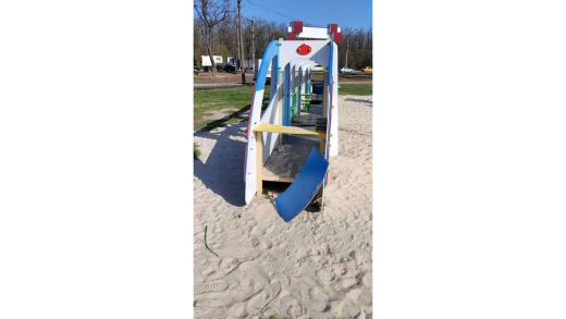 Майданчик для малюків не розвага для дорослих чи підлітків