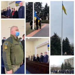 З нагоди Дня єднання на головному флагштоці району урочисто піднято Державний Прапор України