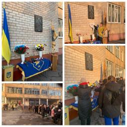 На фасаді КНВК №128 було відкрито меморіальну дошку Комару Денису Анатолійовичу