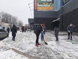 У зв’язку із погіршенням погодних умов усі установи, організації та підприємства Довгинцівського району активно долучилися до прибирання своїх територій від снігу