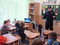 Шкільні офіцери поліції відвідують заклади освіти району та проводять з учасниками освітнього процесу заняття
