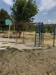 У парку «Ювілейний» розпочато роботи з демонтажу старого дитячого майданчика