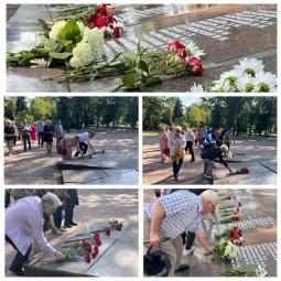 Покладення квітів до братської могили з нагоди Дня скорботи і вшанування пам’яті жертв війни в Україні