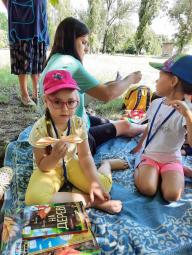 В рамках роботи локацій «Активні парки» проведено майстер-клас «Витинанки, візерунки - це чудові подарунки»