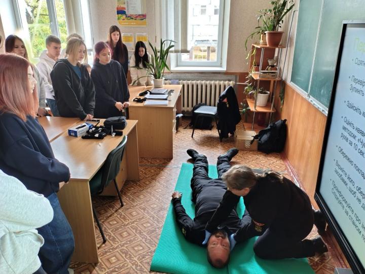 В Криворізькій гімназії №65 відбувся тренінг з надання першої домедичної допомоги для дітей
