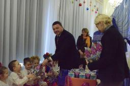 20 грудня 2017 року депутат Криворізької міської ради Гресько В. та голова Довгигцівської районної в місті ради Ратінов І. привітали вихованців дошкільних навчальних закладів з Днем святого Миколая