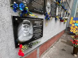 Меморіальні дошки стають символами вдячності, скорботи та надії, нагадуючи про ціну, яку платить народ за свою державність