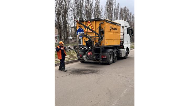 Продовжуються весняні роботи з благоустрою території району