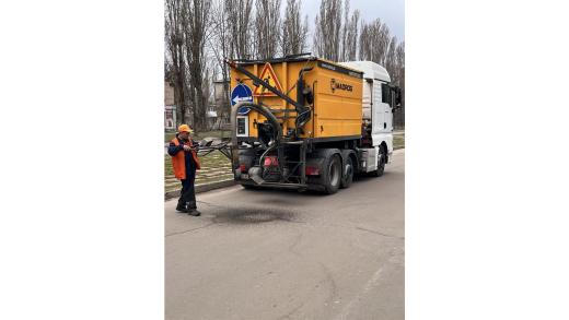 Продовжуються весняні роботи з благоустрою території району