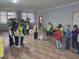 Відбулася зустріч дітей з представником Полку патрульної поліції, яка нагадала про важливість дотримання правил дорожнього руху