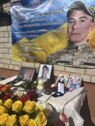 Дивлячись на меморіальні дошки, пам’ятайте, якою ціною виборюється наша незалежність