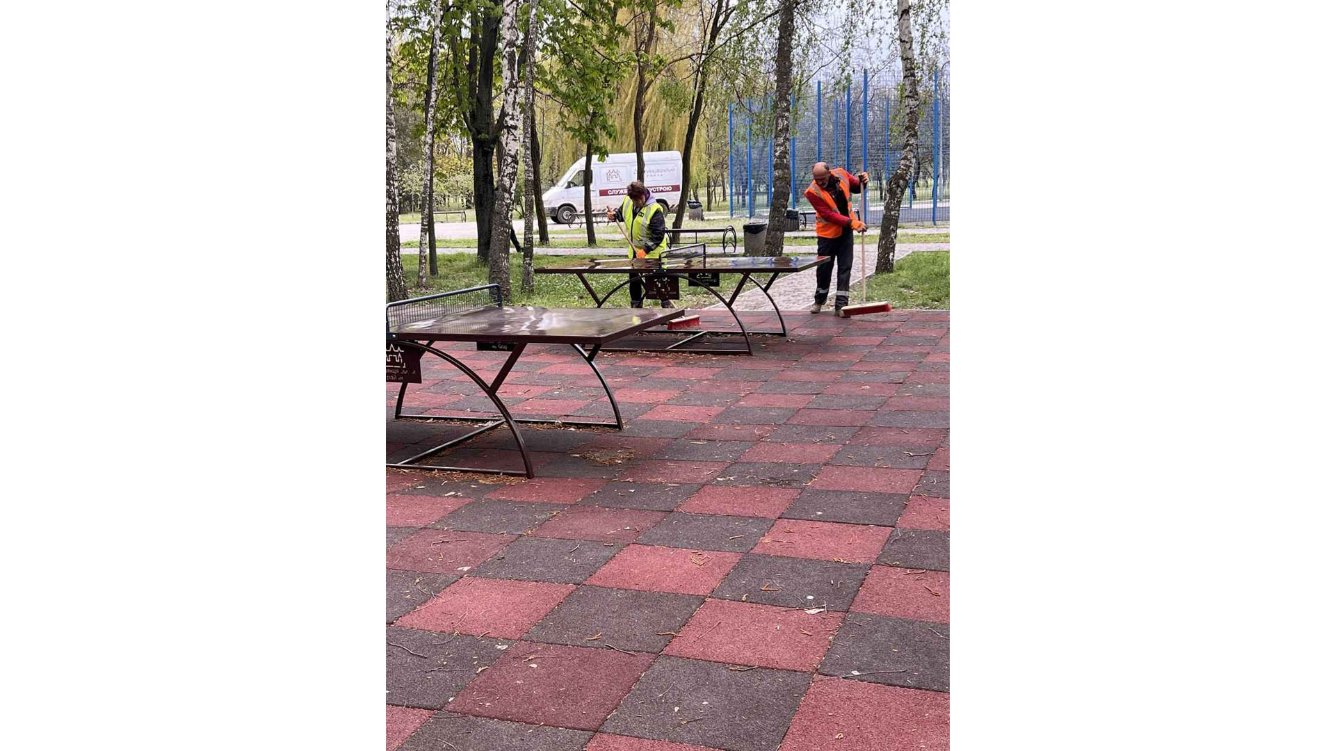 Комунальні служби, підрядні організації району і міста щодня дбають про чистоту у парках і скверах