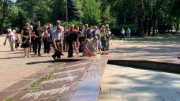 До Дня скорботи і вшанування пам’яті жертв війни в Україні в Довгинцівському районі відбулося покладання квітів до братської могили