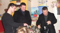 Голова районної в місті ради Ратінов І.Г. та Корсунський О.М. завітали до дитячого будинку сімейного типу Соколенків