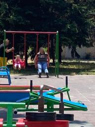 Чому у когось піднімається рука ламати гойдалки, трощити дитячі майданчики, які створені для наших дітей?