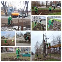 У парках і скверах району регулярно проводяться роботи з догляду за зеленими насадженнями