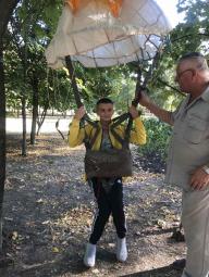 У рамках реалізації соціального проєкту «Активні парки - локації здорової України» проведено рухливі ігри, естафети та показові виступи з парашутного спорту