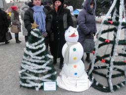21.12.2012 о 15.00 на площі біля РФСК «Локомотив» відбулось театралізоване відкриття районного ялинкового містечка «Новорічне диво»