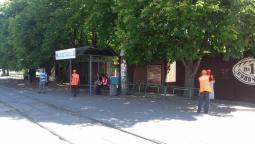 Продовжуються роботи з благоустрою та прибирання громадських зупинок району