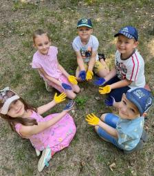 Для малечі на дитячих майданчиках літнього дозвілля було проведено різноманітні тематичні майстер-класи та розваги