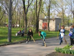 25 квітня 2015 року у Довгинцівському районі було проведено суботник з благоустрою міста до Дня довкілля