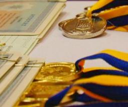 Привітання випускників закладів загальної середньої освіти Довгинцівського району