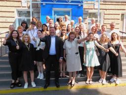 Сьогодні, голова районної в місті ради привітав випускників-медалістів ліцеїв нашого району із завершенням навчання у школі