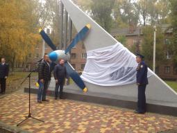 Відкриття пам’ятника «Авіаторам Криворіжжя» у Довгинцівському районі