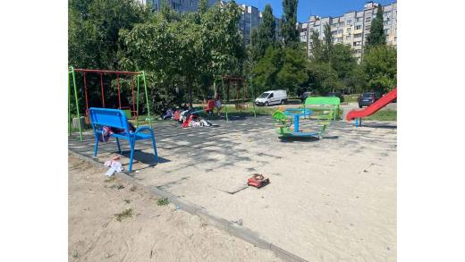 Невже комусь здається нормальним перетворювати дитячий майданчик на звалище?