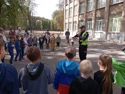 В рамках проєкту «Шкільний офіцер поліції» відбулася зустріч учнів Криворізької гімназії №90 з поліцейським патрульної поліції
