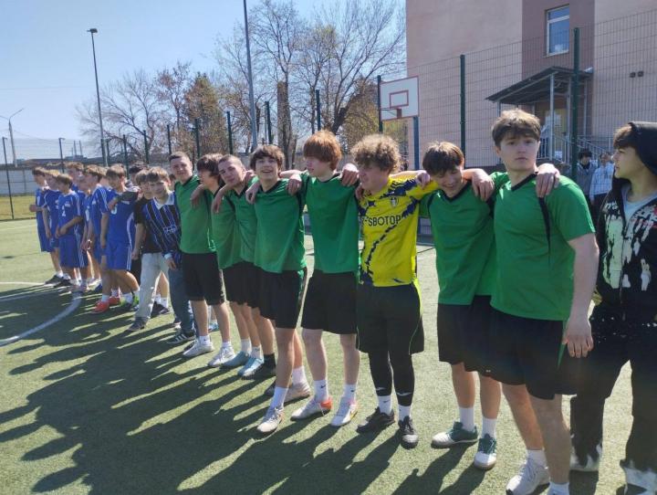 Вітаємо збірну команду Криворізького ліцею №129 з перемогою у міському етапі змагань з масового футболу «Пліч-о-пліч всеукраїнські шкільні ліги»!