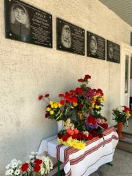 Сьогодні на фасаді Криворізької гімназії №90 відкрито три меморіальні дошки загиблим випускникам закладу