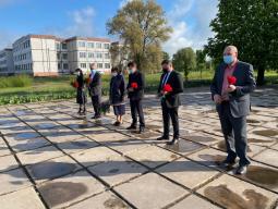 З нагоди Дня пам’яті та примирення, 75-ї річниці перемоги над нацизмом у Другій світовій війні голова районної в місті ради Ігор Ратінов поклав квіти до Братської могили радянським воїнам