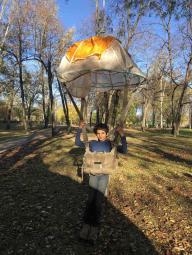 У сквері Військових частин Державної спеціальної служби транспорту проведено показові виступи з парашутного спорту