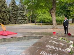 З нагоди 75-ї річниці перемоги над нацизмом у Другій світовій війні відбулося покладання квітів до Братської могили підпільників та радянських воїнів