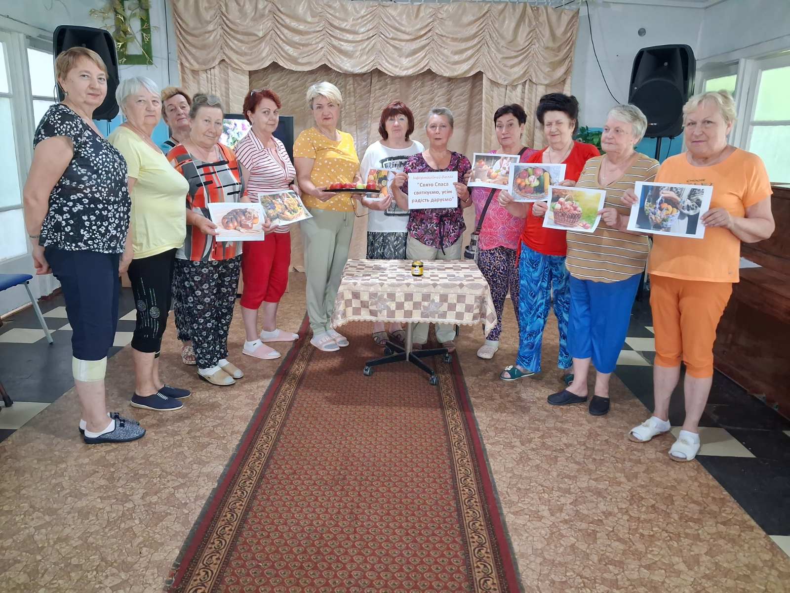 Жінки держуть в руках малюнки на папері А4