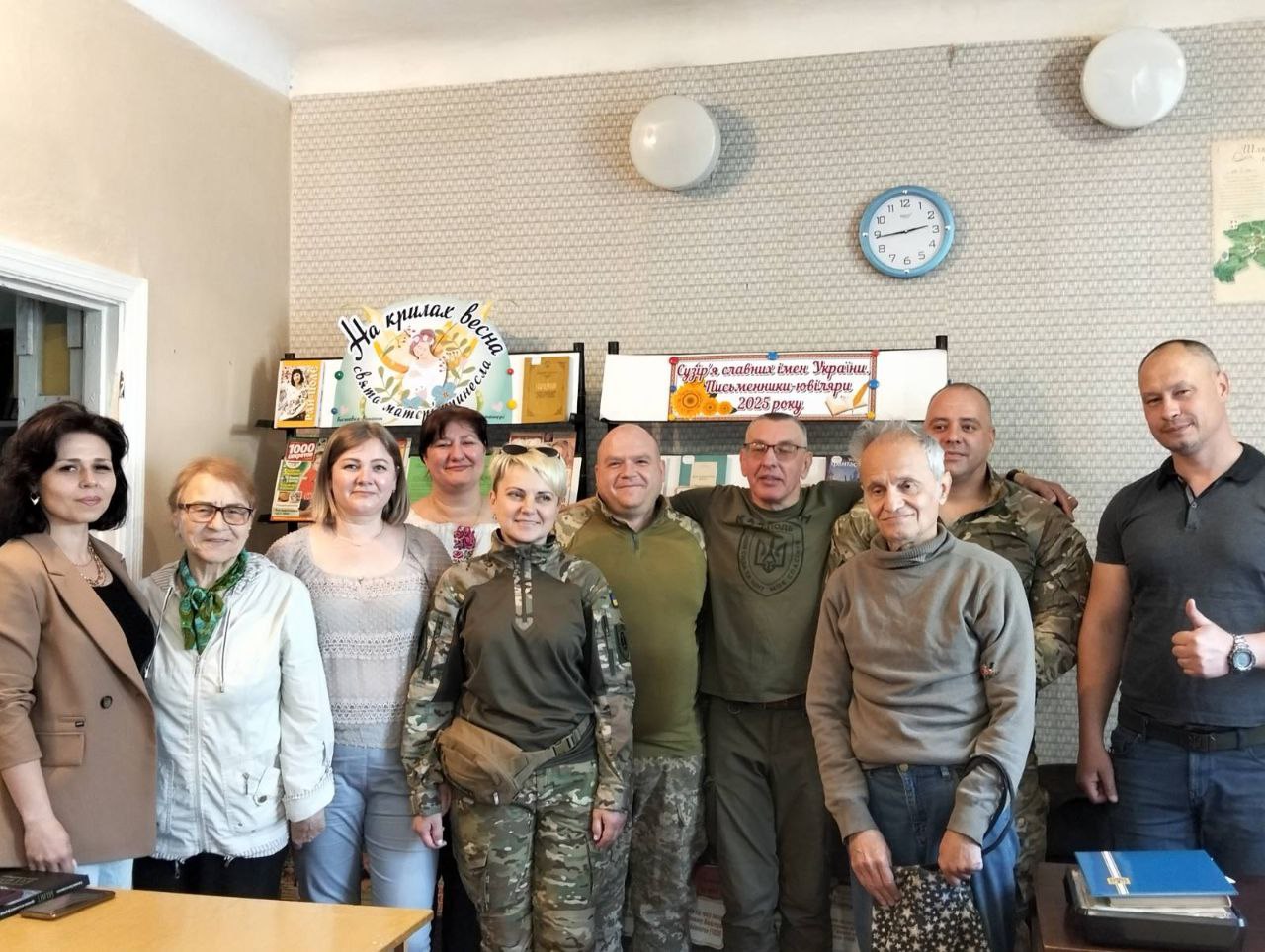 Бібліотекарі з Захисниками і Захисницею України
