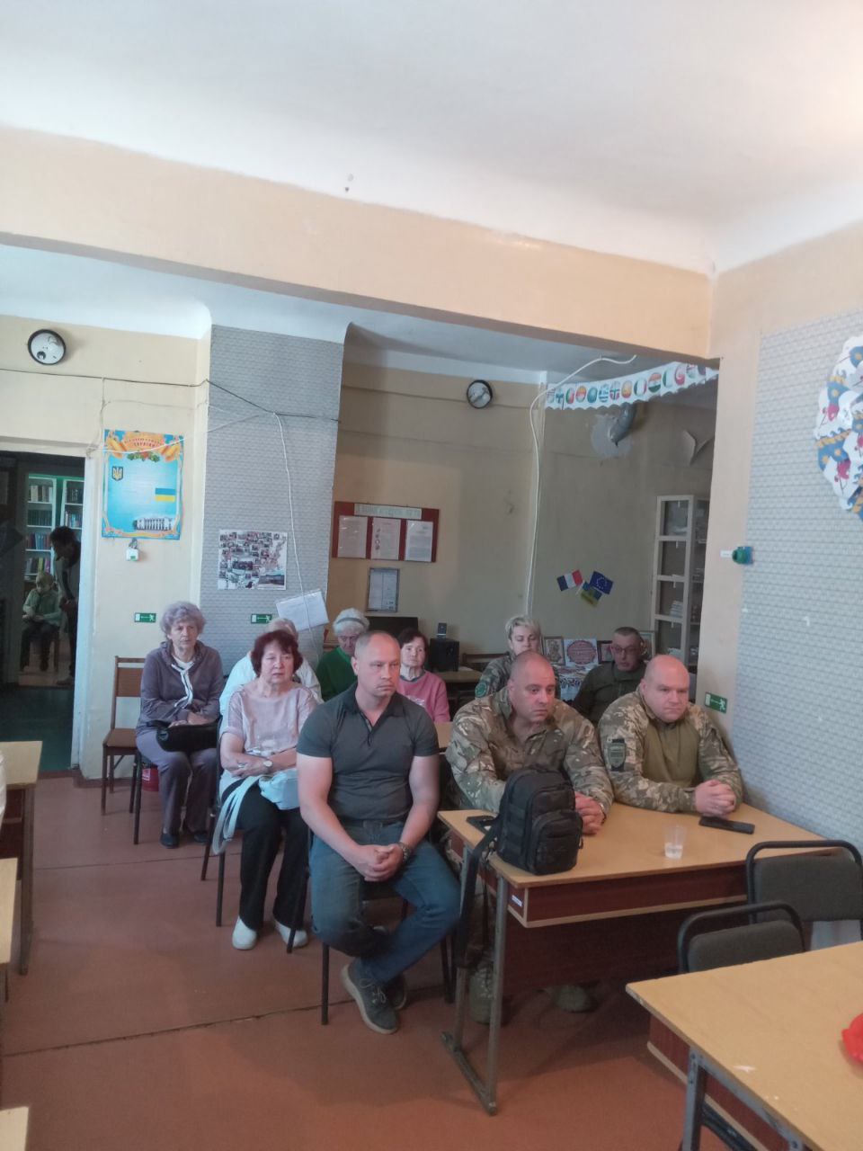 Бібліотекарі з Захисниками і Захисницею України