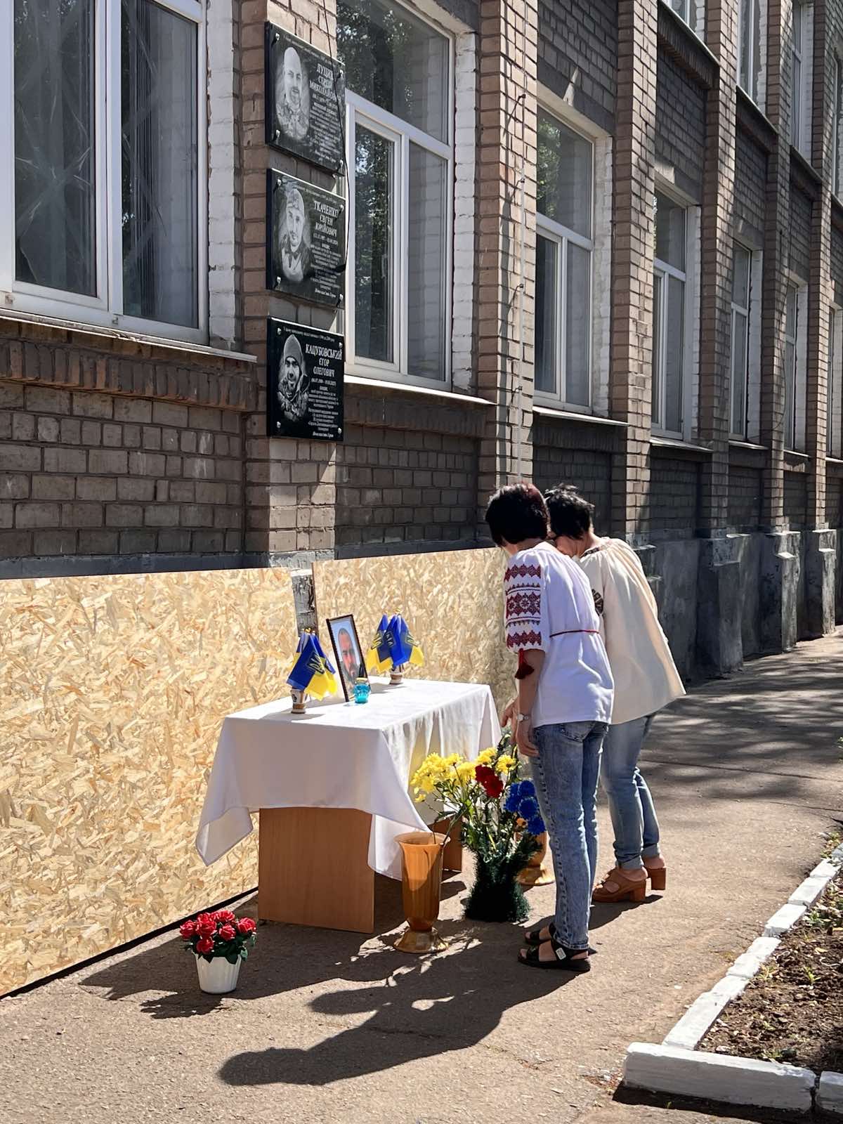 Покладення квітів до меморіальної дошки