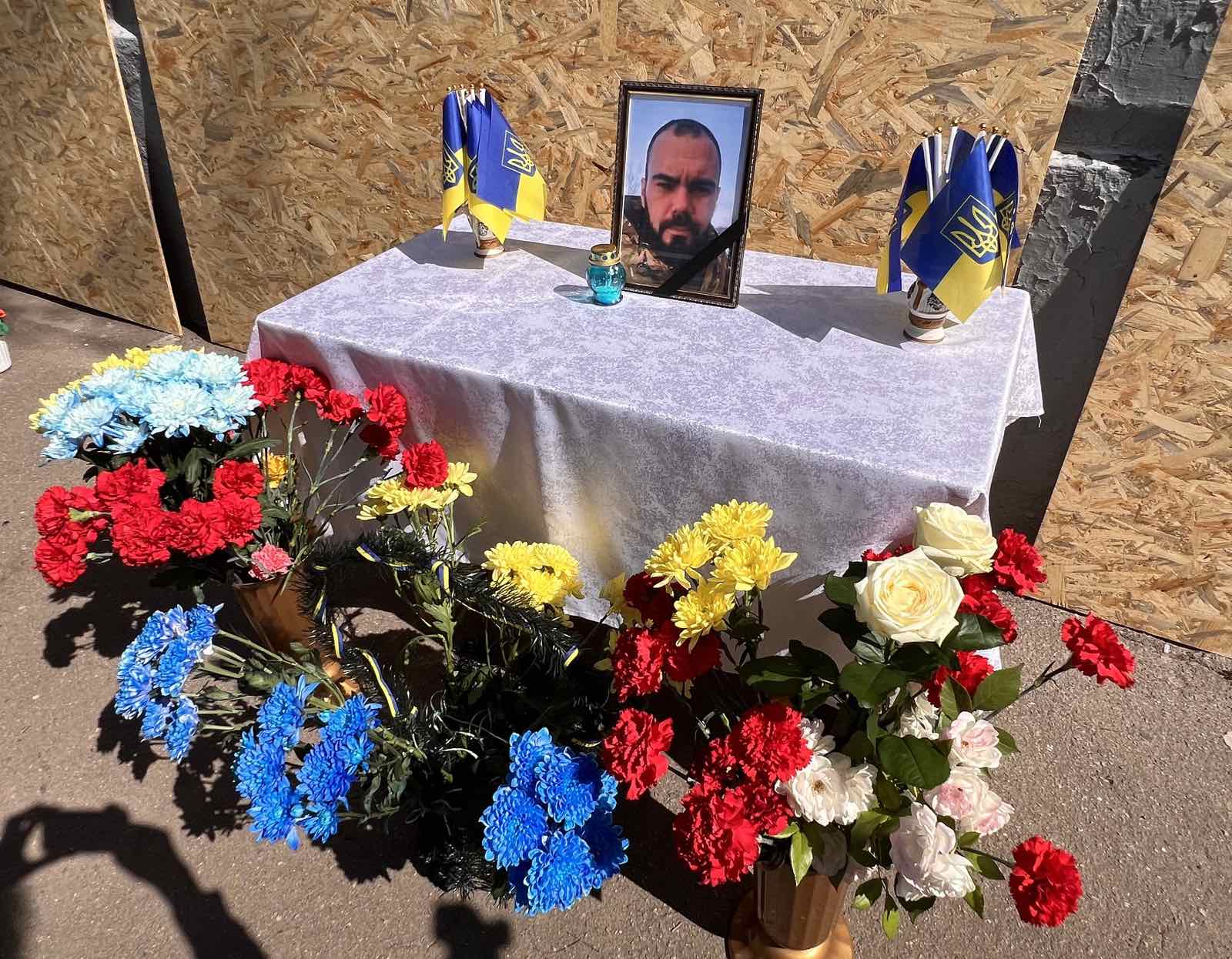 Фото загиблого Захисника України, квіти